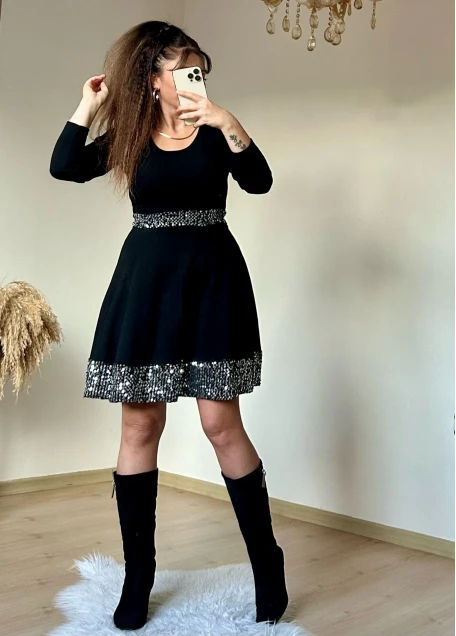 Kısa Bel Ve Etek Ucu Pul Detaylı Triko Elbise Siyah