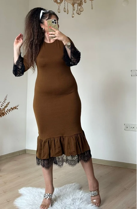 Kol ve Etek Ucu Dantelli Midi Boy Triko Elbise