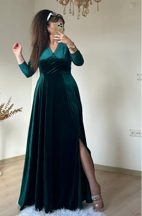 Kruvaze Yaka Yan Yırtmaclı Kadife Elbise Zümrüt Yeşili