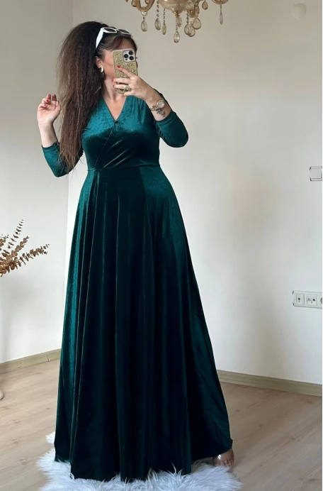 Kruvaze Yaka Yan Yırtmaclı Kadife Elbise Zümrüt Yeşili