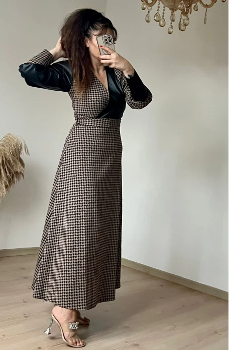 Kruvaze Yakalı Kazayağı Desen Deri Detay Ekose Elbise Kahve