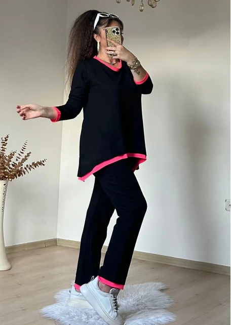 Pembe Detaylı Takım Siyah