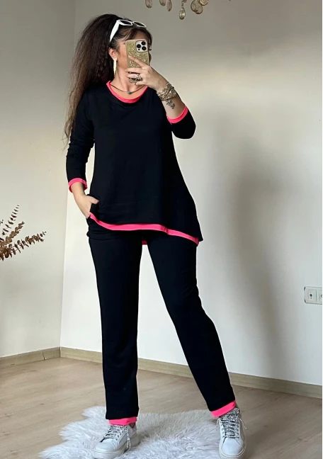 Pembe Detaylı Takım Siyah