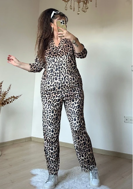V Yaka Kadıfe Leopar Takım Büyük Beden