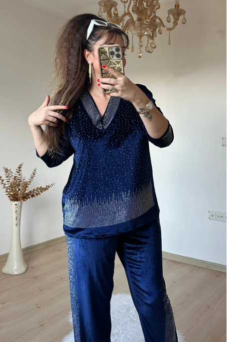 V YAka Taşlı Kadıfe Takım Lacivert Büyük Beden