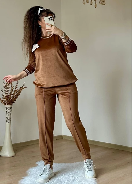 Yaka Çiçekli Kadife Takım Taba