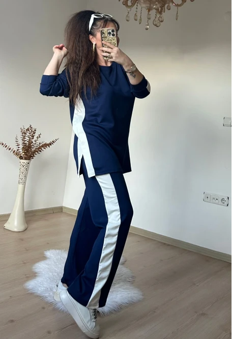 Yan Beyaz Şerıtlı Takım Lacivert