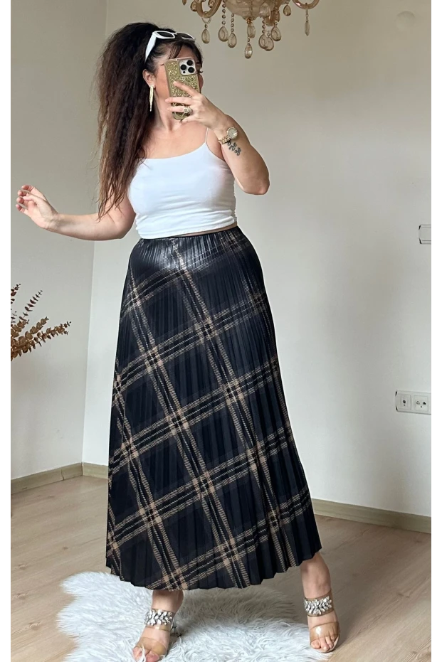 Kare Desen Pileli Sıyah Etek