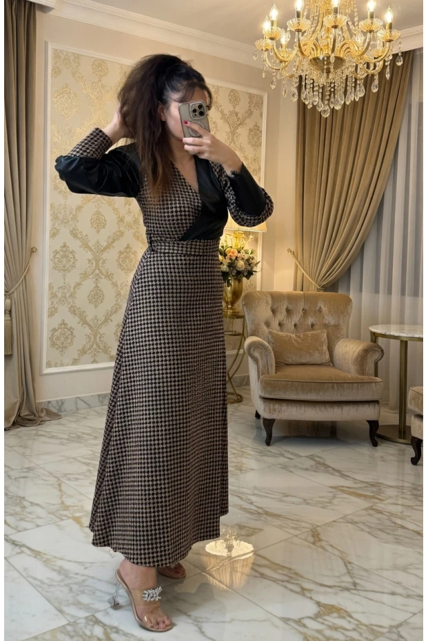 Kruvaze Yakalı Kazayağı Desen Deri Detay Ekose Elbise Kahve