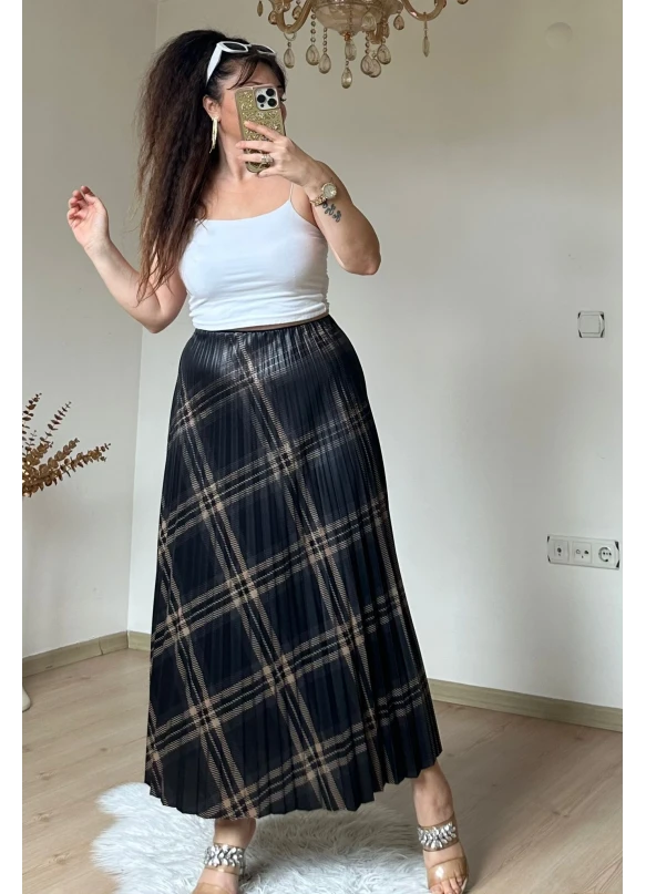 Kare Desen Pileli Sıyah Etek