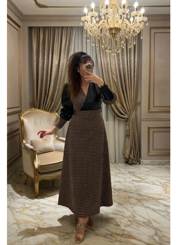 Kruvaze Yakalı Kazayağı Desen Deri Detay Ekose Elbise Kahve