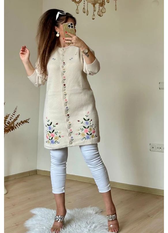 Bej Çiçekli Nakışlı Hırka