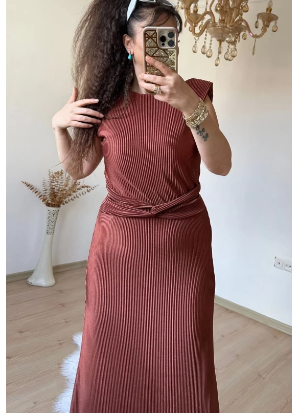 Bel Detaylı Vatkalı Elbise