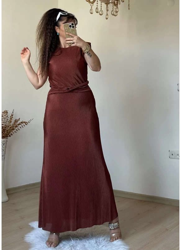 Bel Detaylı Vatkalı Elbise