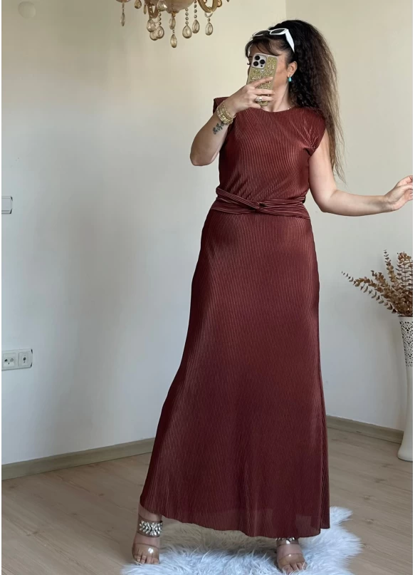 Bel Detaylı Vatkalı Elbise