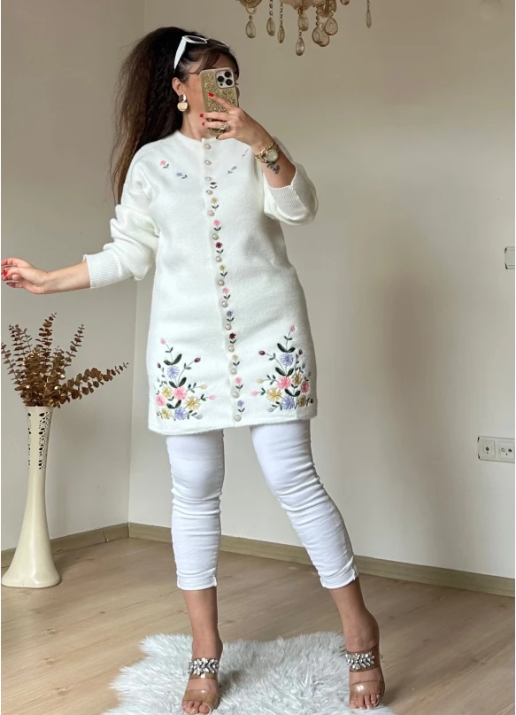 Beyaz Çiçekli Nakışlı Hırka
