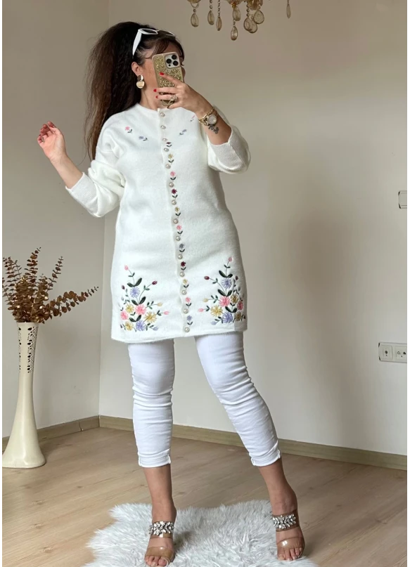 Beyaz Çiçekli Nakışlı Hırka