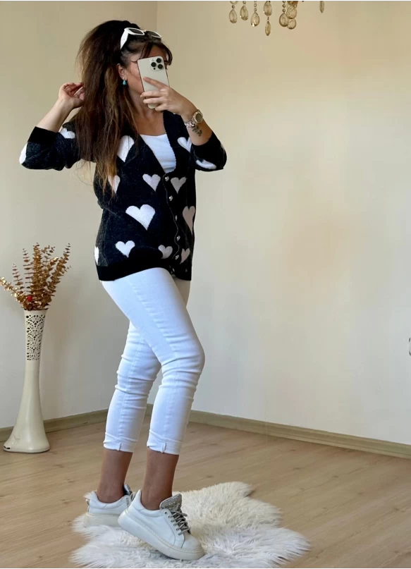 İri Kalplı Siyah Hırka