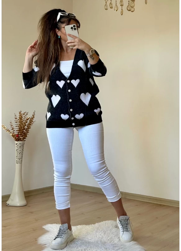 İri Kalplı Siyah Hırka