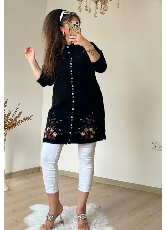 Siyah Çiçekli Nakışlı Hırka