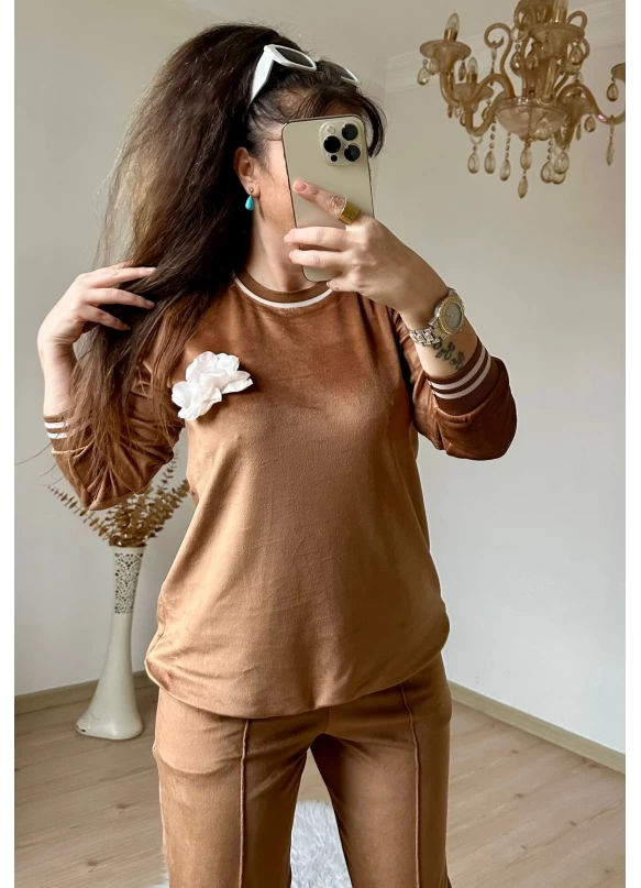 Yaka Çiçekli Kadife Takım Taba