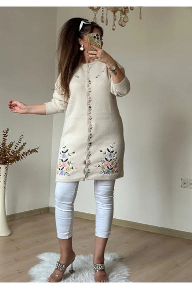 Bej Çiçekli Nakışlı Hırka