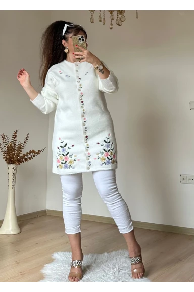 Beyaz Çiçekli Nakışlı Hırka