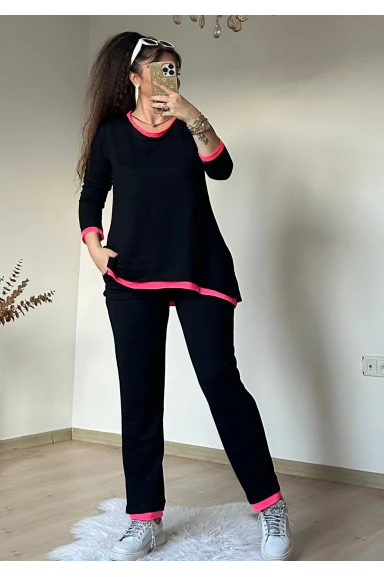Pembe Detaylı Takım Siyah
