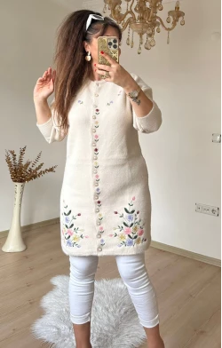 Bej Çiçekli Nakışlı Hırka