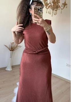 Bel Detaylı Vatkalı Elbise