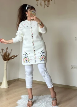 Beyaz Çiçekli Nakışlı Hırka
