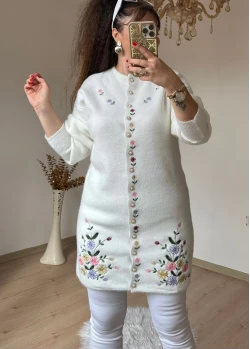 Beyaz Çiçekli Nakışlı Hırka