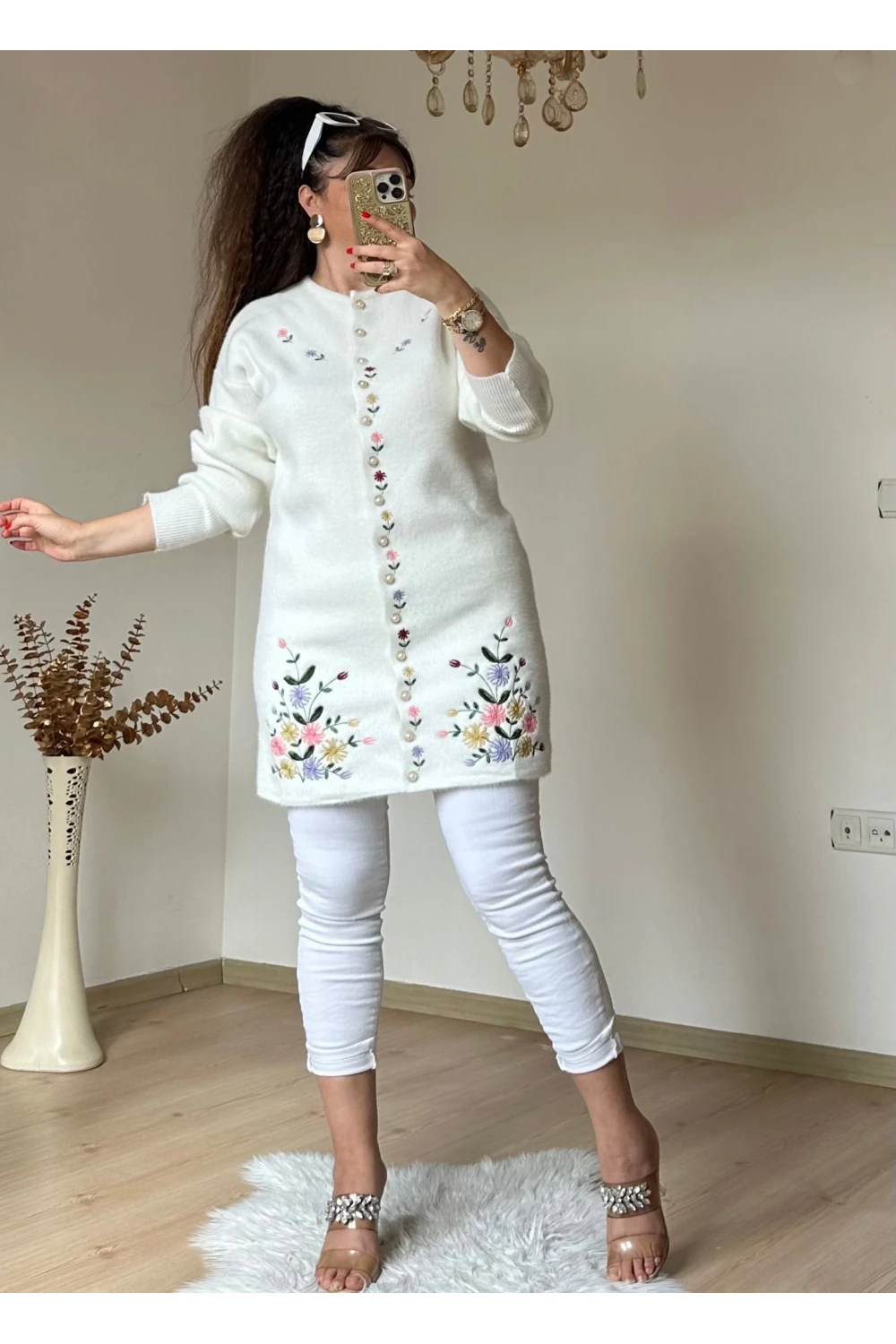 Beyaz Çiçekli Nakışlı Hırka