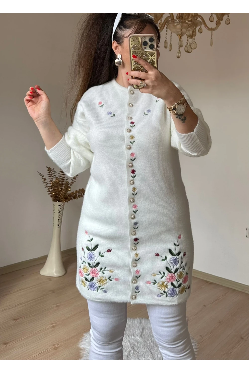 Beyaz Çiçekli Nakışlı Hırka