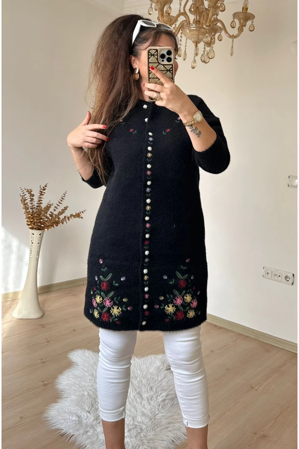 Siyah Çiçekli Nakışlı Hırka