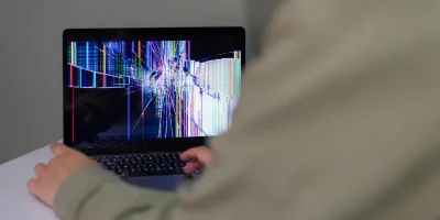 Görüntü Teknolojileri ve Ekran Onarımları: Panel Değişiminin Ötesinde Katman Restorasyonu