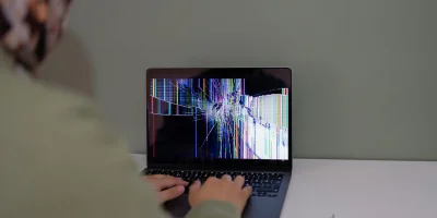 Sorun: Laptop Kapağını Açarken Gelen Çat Sesi ve Kasa Ayrılması
Çözüm: Menteşe Tamiri ve Kasa Enjeksiyonu (Japon Yapıştırıcısı Hatası)