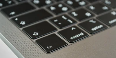 Sorun: MacBook Klavyesine Sıvı Döküldü ve Tuşlar Yapışıyor
Çözüm: Üst Kasa Değişimi vs. Klavye Perçinlerini Sökme