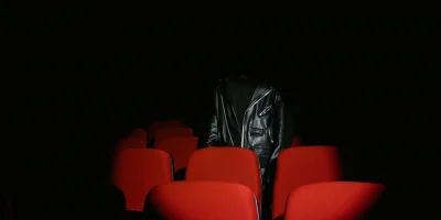 Kimse Seni İzlemiyor: Sahne Işığı Etkisi ve Sosyal Kaygıdan Kurtulma Sanatı