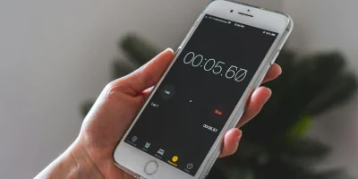 İzleyicini İlk 3 Saniyede Tavla: Sosyal Medya Algoritmalarının Gizli Kanca (Hook) Matematiği