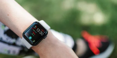 Kolundaki Doktor, Asistan ve Stil İkonu: Neden Bir Akıllı Saat (Apple Watch veya Galaxy Watch) Sadece Bir Aksesuar Değildir?