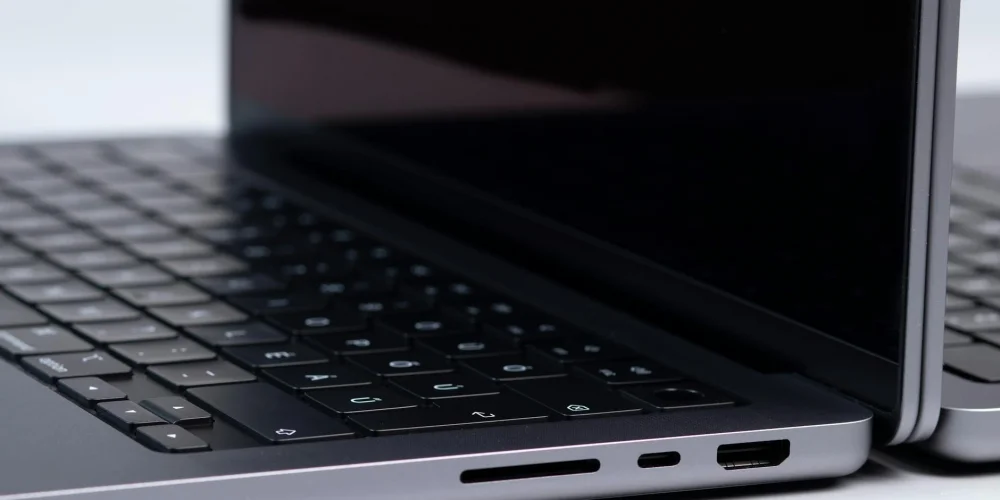 Sessiz Performans Katili: Fansız MacBook Air Tuzağı ve Thermal Throttling Krizi