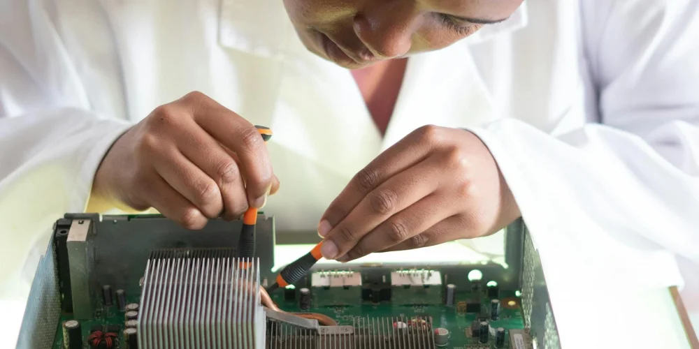 Mac Sistemlerinde Hata Teşhisi: Log Dosyalarından Anakart Işıklarına Teknik Bir Bakış