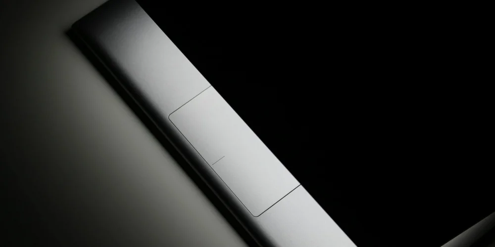 MacBook Ekranlarında Dustgate Sorunu: Görüntüde Pembe Çizgiler ve Dikey Barların Sebebi Toz Olabilir mi?