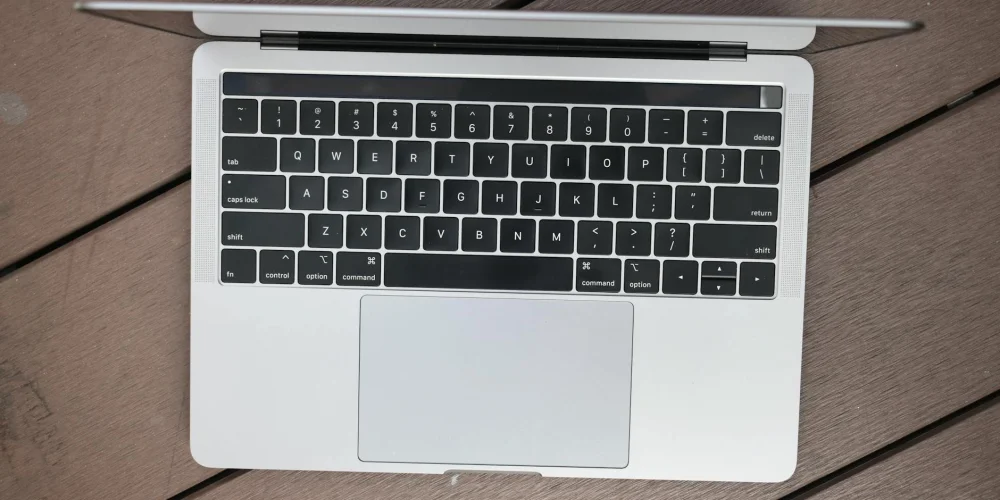 Macbook Trackpad ve Taptic Engine Teknolojisi: Tıklamayan Yüzeylerin Onarımı ve Haptik Geri Bildirim