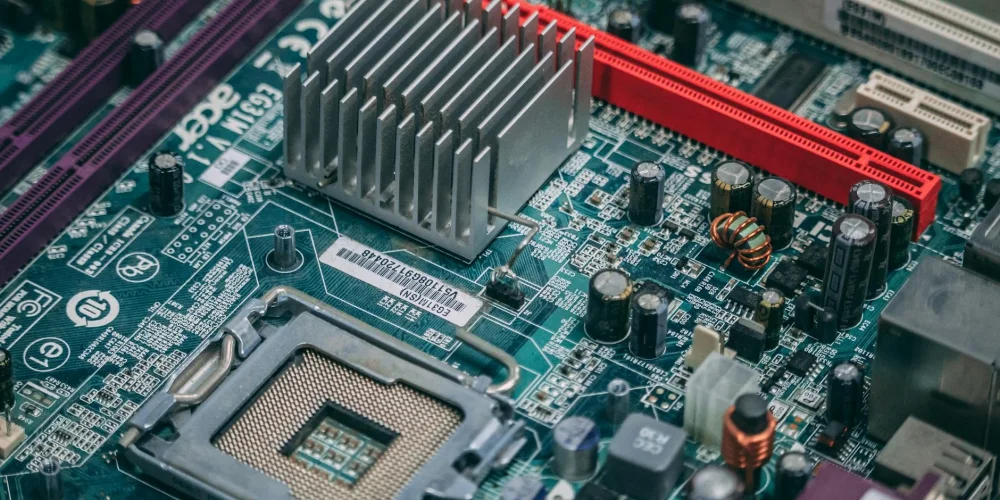 Sorun: BIOS Güncellemesi Sonrası Siyah Ekran (Brick)
Çözüm: USB BIOS Flashback veya CH341A Programlayıcı