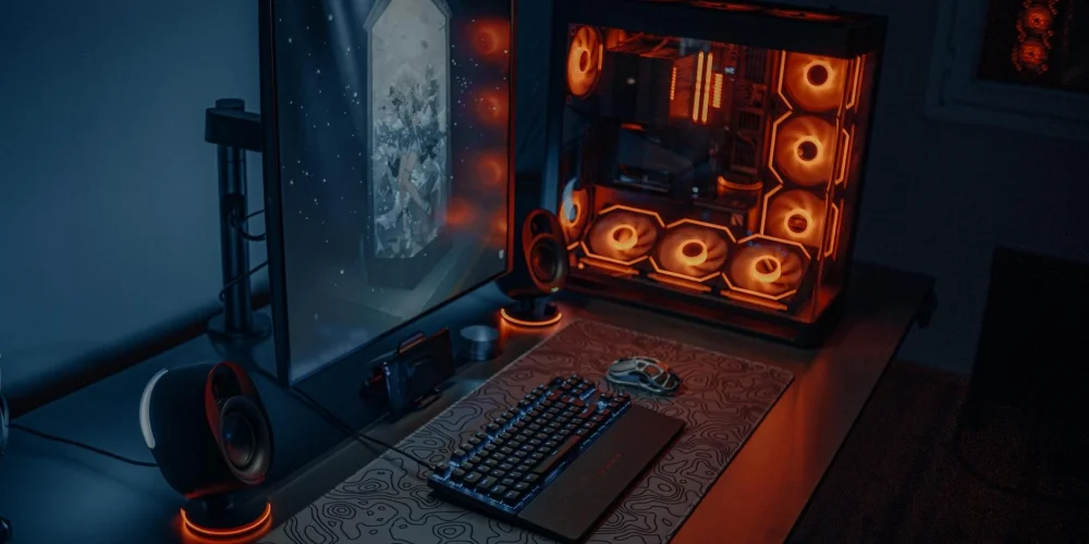 Siyah Kasaların Saltanatı Bitiyor mu? 2026 PC Tasarım Trendleri: Panoramik Akvaryum Kasalar, Gizli Kablo Teknolojisi ve Tam Beyaz (All-White) Sistemlerin Yükselişi