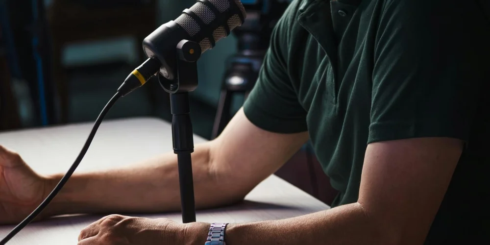 Görüntün Affedilir Ama Sesin Asla: İçerik Üreticileri İçin Radyocu Sesini Yakalama Rehberi