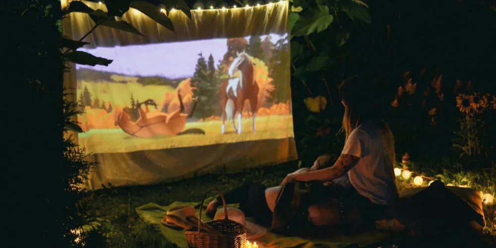 Televizyonu Kapat, Sinemayı Aç: Neden Evine Bir Projeksiyon Cihazı Almalısın?