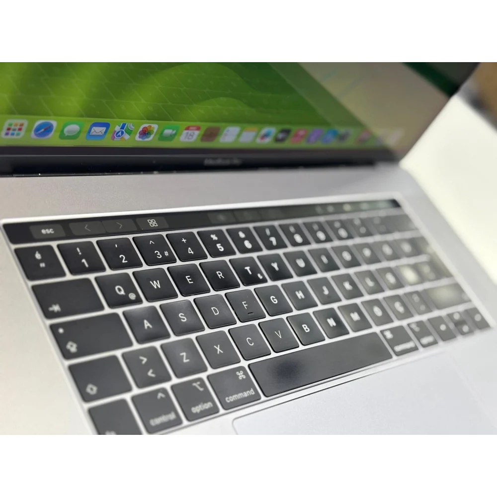 Apple A1990 MacBook Pro 15 Touchbar İ7 8750H (8.Nesil) 16Gb Ram 256Gb Ssd 4Gb E.Kartı 2018/ 0-250 D.  C Kalite Sılver (2.EL 6Ay Garantili Laptop)